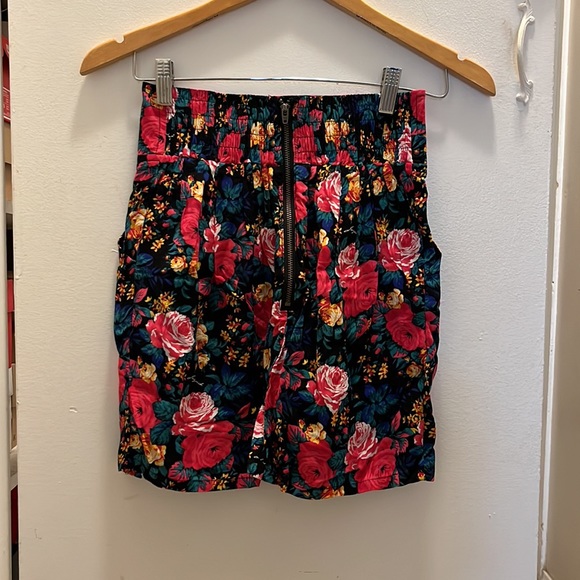 Joyrich skirt - Picture 2 of 3